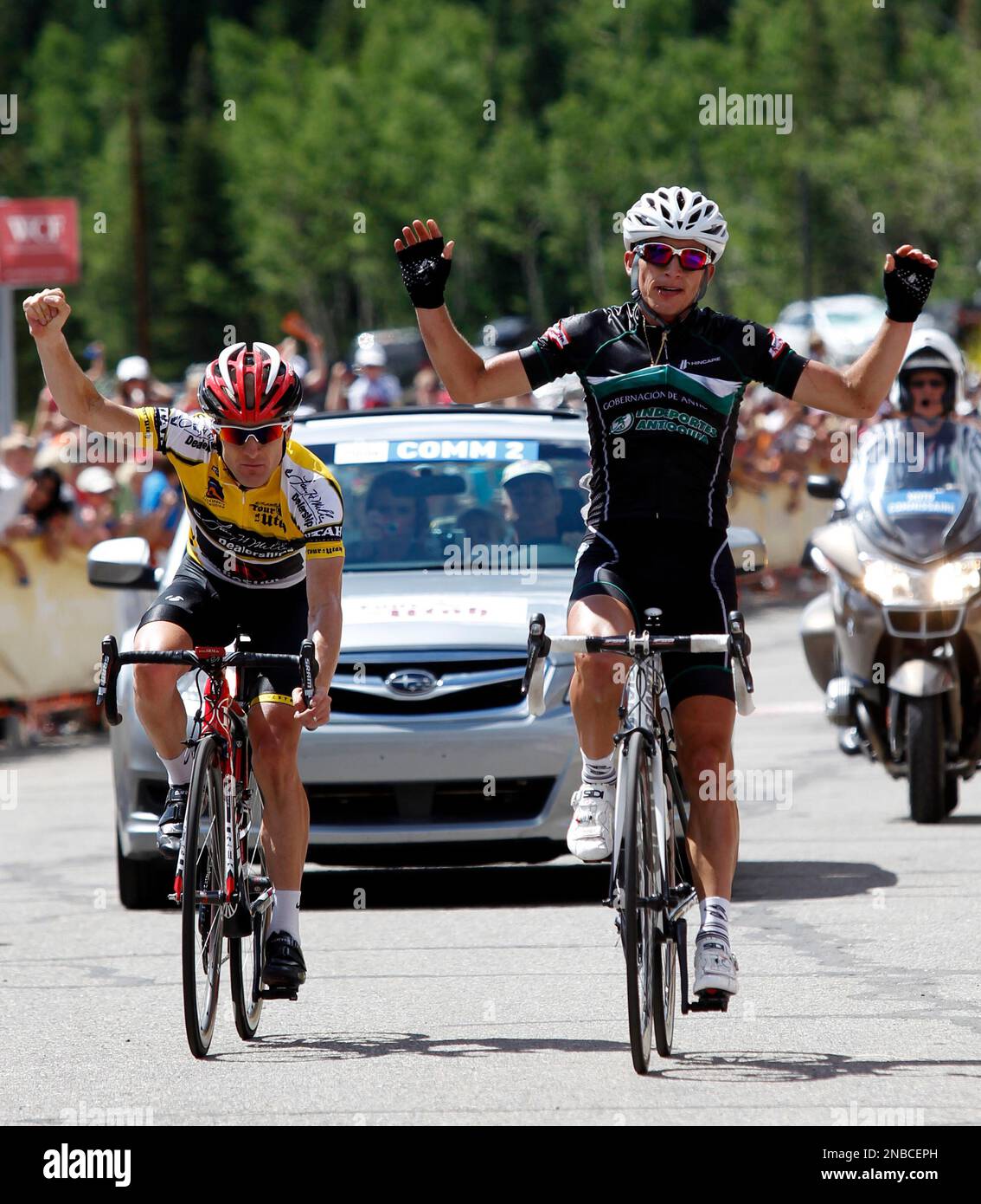 Sergio Luis Henao, right, of Colombia, and riding for Gobernacion Indeportes Antioquia, wins the final stage Five of the Tour of Utah ahead of Levi Leiphiemer, left, of Team Radioshack, at Snowbird, Utah, Sunday, Aug. 14, 2011. (AP Photo/Steve C. Wilson) Stockfoto