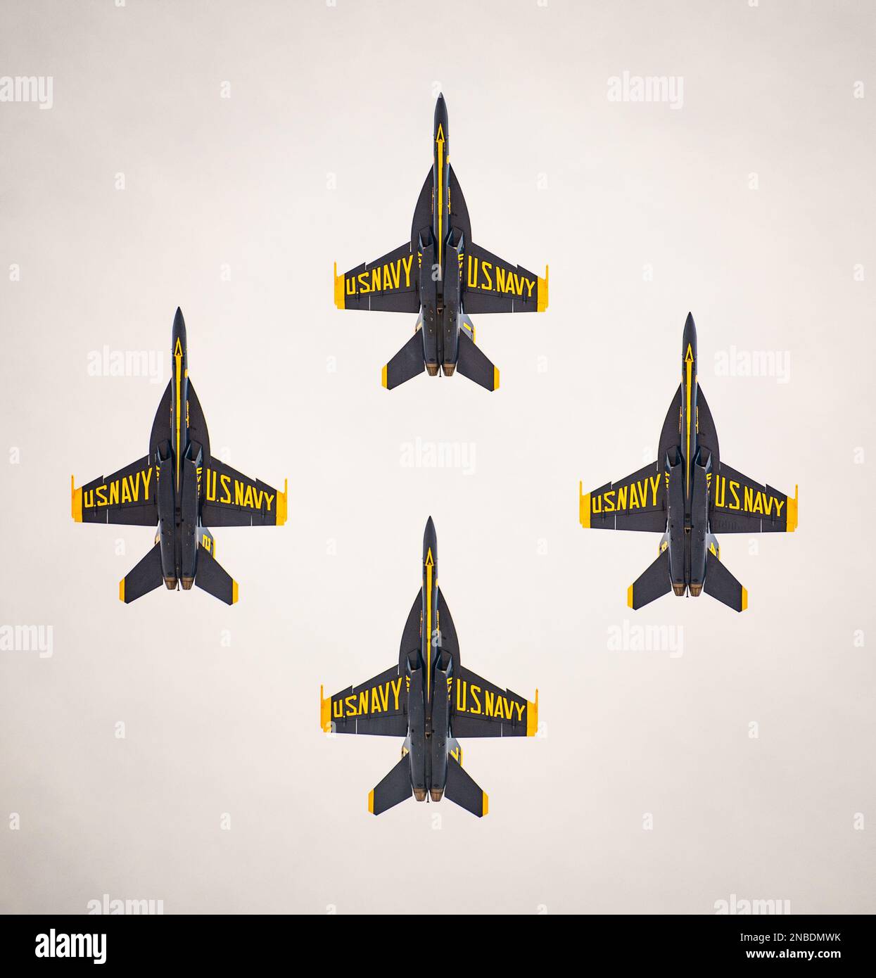 230113-N-DM308-0506 EL CENTRO, KALIFORNIEN (13. Januar 2023) die USA Navy Flight Demonstration Squadron, die Blue Angels, Diamond Piloten, fliegen über Naval Air Facility (NAF) El Centro während eines Trainingsflugs. Die Blue Angels führen derzeit Wintertraining in NAF El Centro, Kalifornien, durch, um sich auf die kommende Flugshow 2023 vorzubereiten. (USA Marinefoto von Chief Mass Communication Specialist Paul Archer/veröffentlicht) Stockfoto