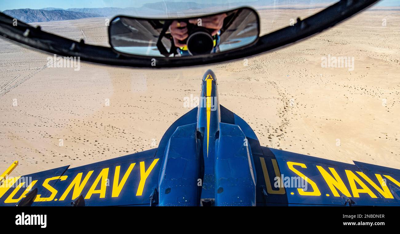 230201-N-TV337-1160 EL CENTRO, KALIFORNIEN (1. Februar 2023) die USA Navy Flight Demonstration Squadron, die Blue Angels, Diamond Piloten, fliegen über Naval Air Facility (NAF) El Centro während eines Trainingsflugs. Die Blue Angels führen derzeit Wintertraining in NAF El Centro, Kalifornien, durch, um sich auf die kommende Flugshow 2023 vorzubereiten. (USA Marinebild von Mass Communication Specialist 1. Class Bobby Baldock/veröffentlicht) Stockfoto