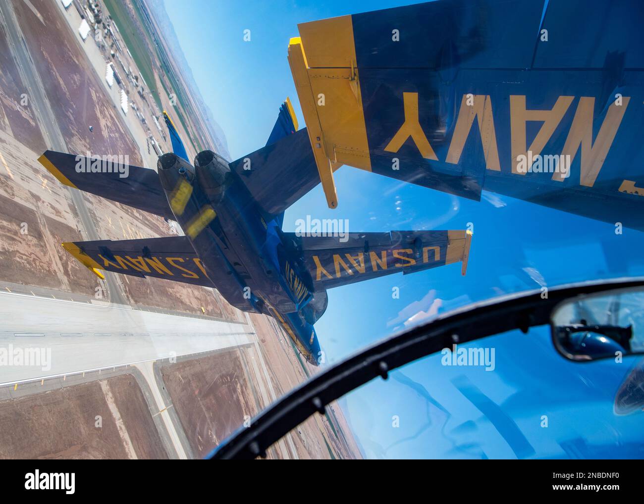 230201-N-TV337-1069 EL CENTRO, KALIFORNIEN (2. Februar 2023) die USA Navy Flight Demonstration Squadron, die Blue Angels, Diamond Piloten, fliegen über Naval Air Facility (NAF) El Centro während eines Trainingsflugs. Die Blue Angels führen derzeit Wintertraining in NAF El Centro, Kalifornien, durch, um sich auf die kommende Flugshow 2023 vorzubereiten. (USA Marinebild von Mass Communication Specialist 1. Class Bobby Baldock/veröffentlicht) Stockfoto