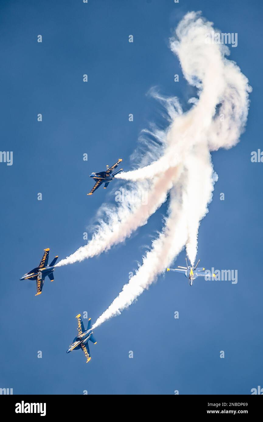 230202-N-DM308-0384 EL CENTRO, KALIFORNIEN (2. Februar 2023) die USA Navy Flight Demonstration Squadron, die Blue Angels, Diamond Piloten, fliegen über Naval Air Facility (NAF) El Centro während eines Trainingsflugs. Die Blue Angels führen derzeit Wintertraining in NAF El Centro, Kalifornien, durch, um sich auf die kommende Flugshow 2023 vorzubereiten. (USA Marinefoto von Chief Mass Communication Specialist Paul Archer/veröffentlicht) Stockfoto