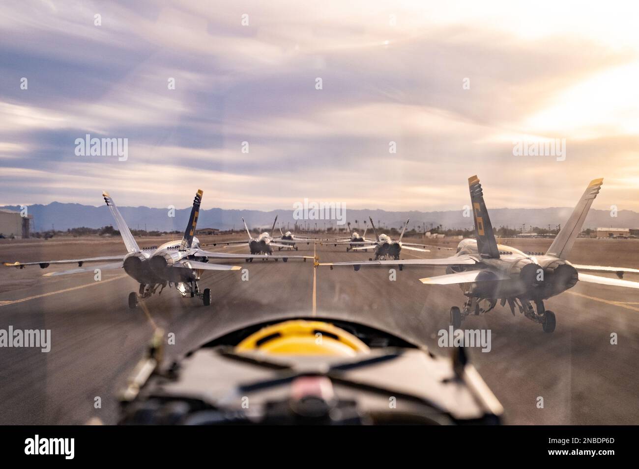 230210-N-MH057-1260 EL CENTRO, KALIFORNIEN (10. Februar 2023) die USA Navy Flight Demonstration Squadron, die Blue Angels, durchqueren Sie die Fluglinie vor einem Trainingsflug in Naval Air Facility (NAF) El Centro. Die Blue Angels führen derzeit Wintertraining in NAF El Centro, Kalifornien, durch, um sich auf die kommende Flugshow 2023 vorzubereiten. (USA Marinebild von Mass Communication Specialist 1. Class Cody Deccio/veröffentlicht) Stockfoto