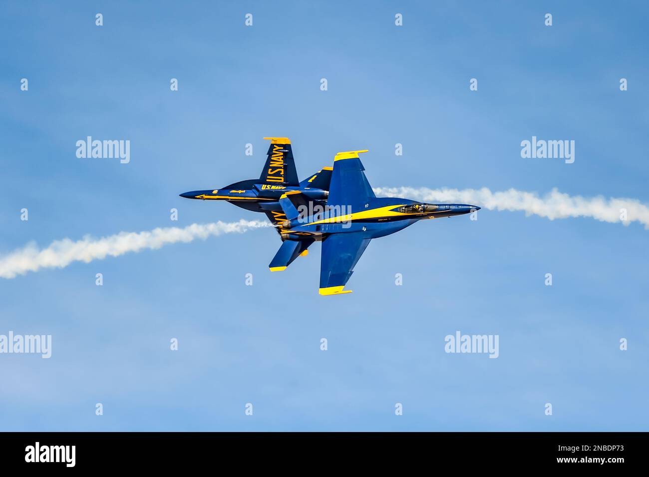 230202-N-DM308-1006 EL CENTRO, KALIFORNIEN (2. Februar 2023) die USA Navy Flight Demonstration Squadron, die Blue Angels, fliegen über Naval Air Facility (NAF) El Centro während eines Trainingsflugs. Die Blue Angels führen derzeit Wintertraining in NAF El Centro, Kalifornien, durch, um sich auf die kommende Flugshow 2023 vorzubereiten. (USA Marinefoto von Chief Mass Communication Specialist Paul Archer/veröffentlicht) Stockfoto