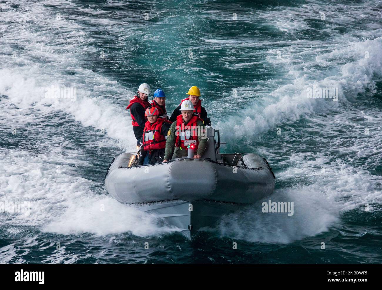 230311-N-IO903-1134 Seeleute, die dem erstklassigen Flugzeugträger USS Gerald R. Ford (CVN 78) im Decksbereich zugewiesen sind, führen am 11. Februar 2022 eine Schulung für den Betrieb kleiner Boote durch. Ford ist im Atlantik unterwegs und führt Beförderungsqualifikationen durch. (USA Marinefoto von Mass Communication Specialist 3. Class Manvir Gill) Stockfoto