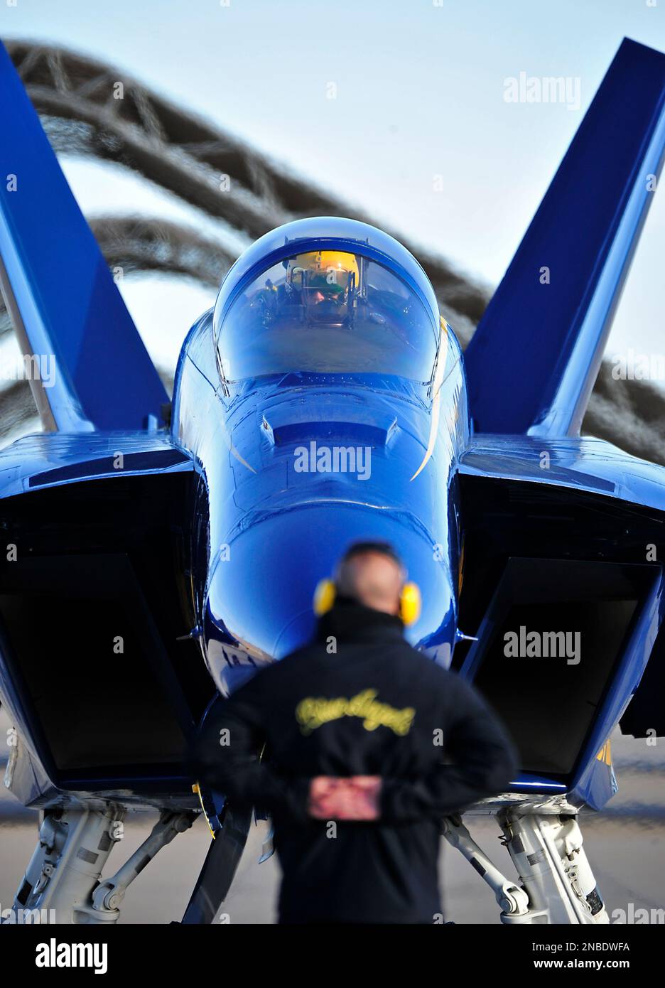 230208-N-KB563-1097 EL CENTRO, KALIFORNIEN (8. Februar 2023) Pilot rechts, LT. Commander Chris Kapuschansky, den USA zugeteilt Navy Flight Demonstration Squadron, bereitet sich auf den Start vor, bevor ein Trainingsflug über Naval Air Facility (NAF) El Centro stattfindet. Die Blue Angels führen derzeit Wintertraining in NAF El Centro, Kalifornien, durch, um sich auf die kommende Flugshow 2023 vorzubereiten. (USA Marinefoto von Chief Mass Communication Specialist Michael Russell/veröffentlicht) Stockfoto