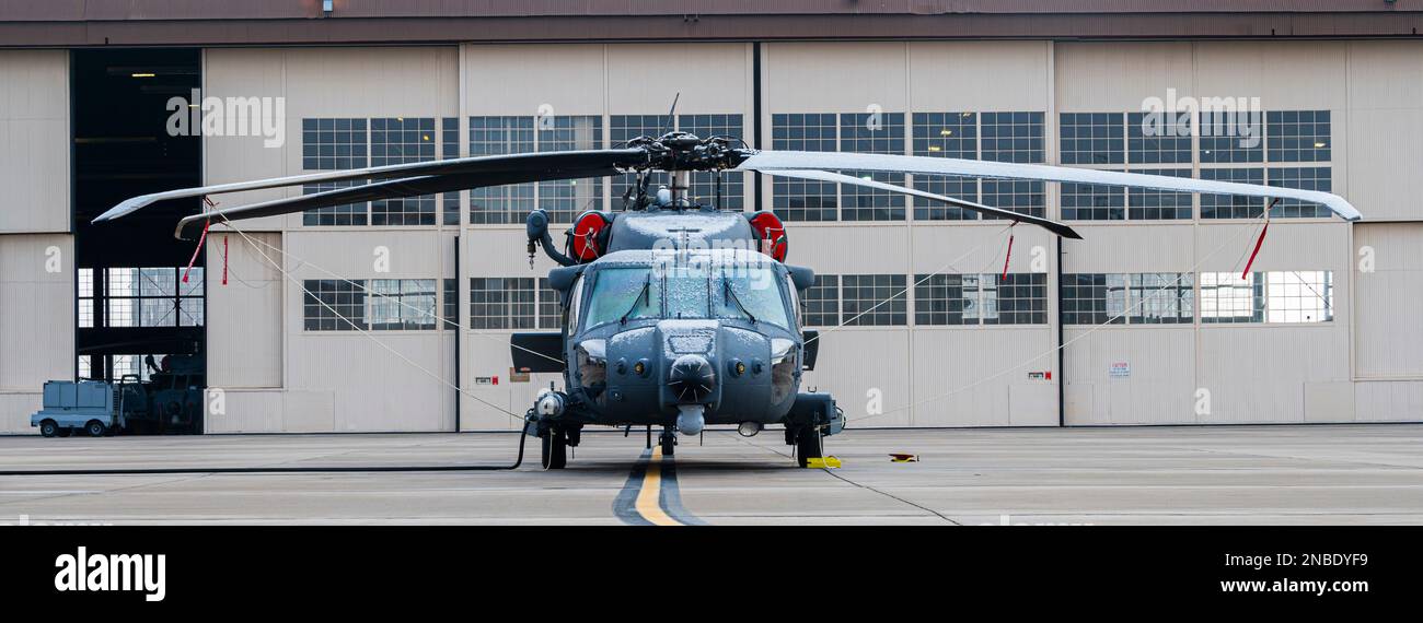 Ein HH-60W aus dem 58. Special Operations Wing wartet auf die Inspektion vor dem Flug, bevor er am 8. Februar 2023 am Luftwaffenstützpunkt Kirtland abhebt. Die Hauptaufgabe des Hubschraubers HH-60W besteht darin, Tag und Nacht Bergungsmaßnahmen für das Personal in feindlichen Umgebungen durchzuführen, um isoliertes Personal zu Bergen. (USA Air Force Foto von A1C Ruben Garibay) Stockfoto