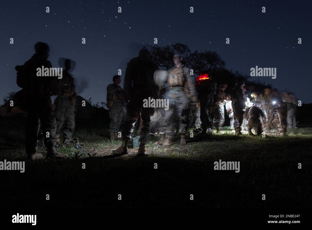 USA Marines von Bravo Company, 1. Aufklärungsbataillon der Leichtgepanzerung, 1. Marine Division, entladen ihre gesamte Munition nach einer Live-Feuer-Entwicklung während des jährlichen MARDIV-Squad-Wettbewerbs 1. im Marine Corps Base Camp Pendleton, Kalifornien, 9. Februar 2023. Der einwöchige Wettkampf umfasst eine Vielzahl von Kampfaufgaben, die darauf ausgelegt sind, die Fähigkeiten der einzelnen Teams zu bewerten. (USA Marinekorps (Foto: Lance CPL. Juan Torres) Stockfoto