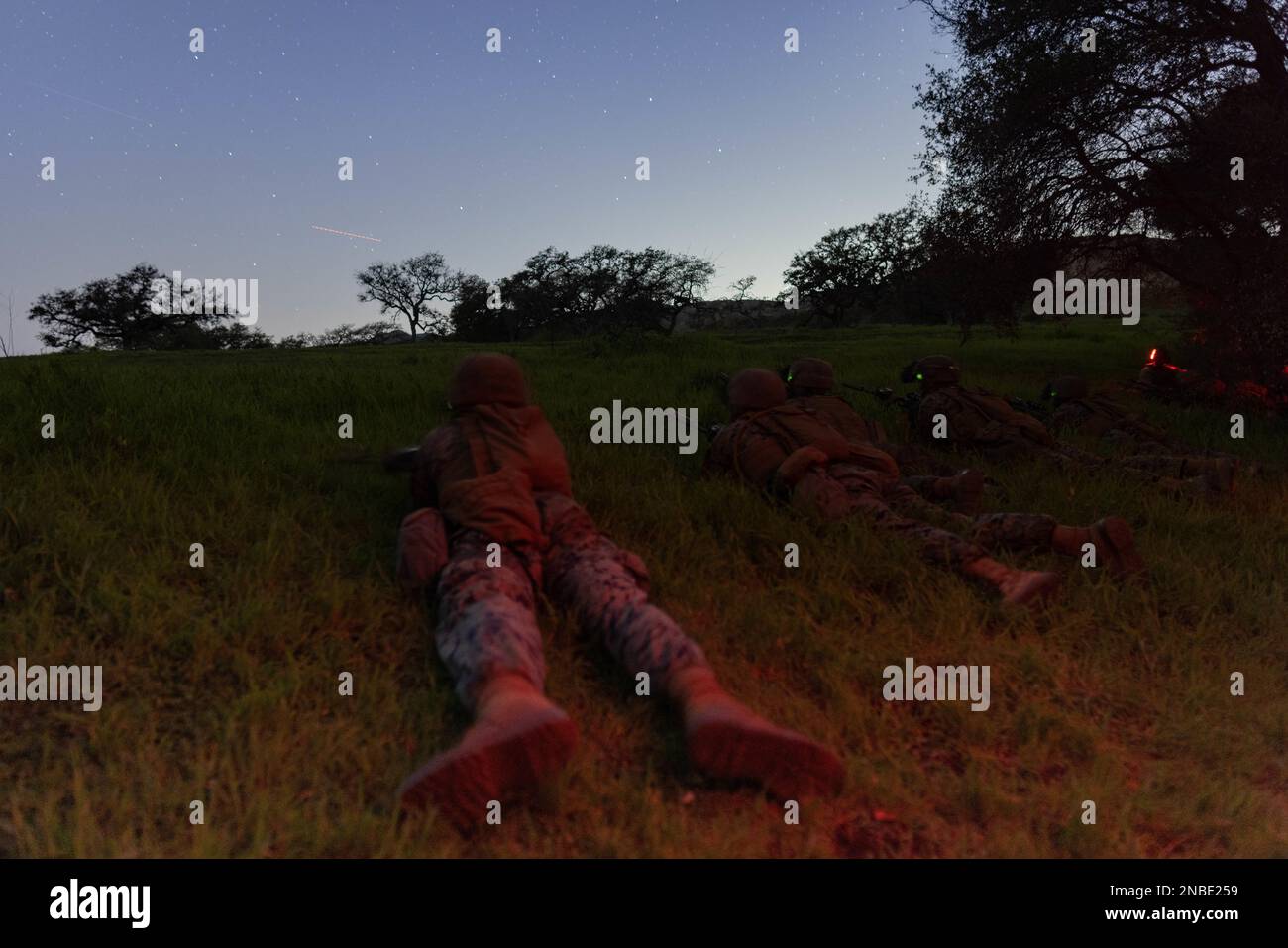 USA Marines bei Bravo Company, 1. Aufklärungsbataillon, 1. Marine Division, postieren Sicherheit während des 1. MARDIV-Squad-Wettbewerbs im Marine Corps Base Camp Pendleton, Kalifornien, 9. Februar 2023. Der einwöchige Wettkampf umfasst eine Vielzahl von Kampfaufgaben, die darauf ausgelegt sind, die Fähigkeiten der einzelnen Teams zu bewerten. (USA Marinekorps (Foto: Lance CPL. Juan Torres) Stockfoto