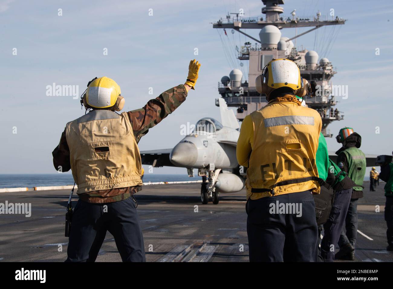 Aviation Boatswain's Mate (Equipment) 3. Klasse Joseph Gonzales, aus Chicago, zugewiesen an den ersten Flugzeugträger USS Gerald R. Fords (CVN 78) Luftabteilung, signalisiert an einen FA-18E Super Hornet, der an den „Sunliners“ der Strike Fighter Squadron (VFA) 81 angeschlossen ist, auf dem Cockdeck am 9. Februar 2023. Ford ist im Atlantik unterwegs und führt Beförderungsqualifikationen durch. (USA Marinebild von Mass Communication Specialist 2. Class Jackson Adkins) Stockfoto