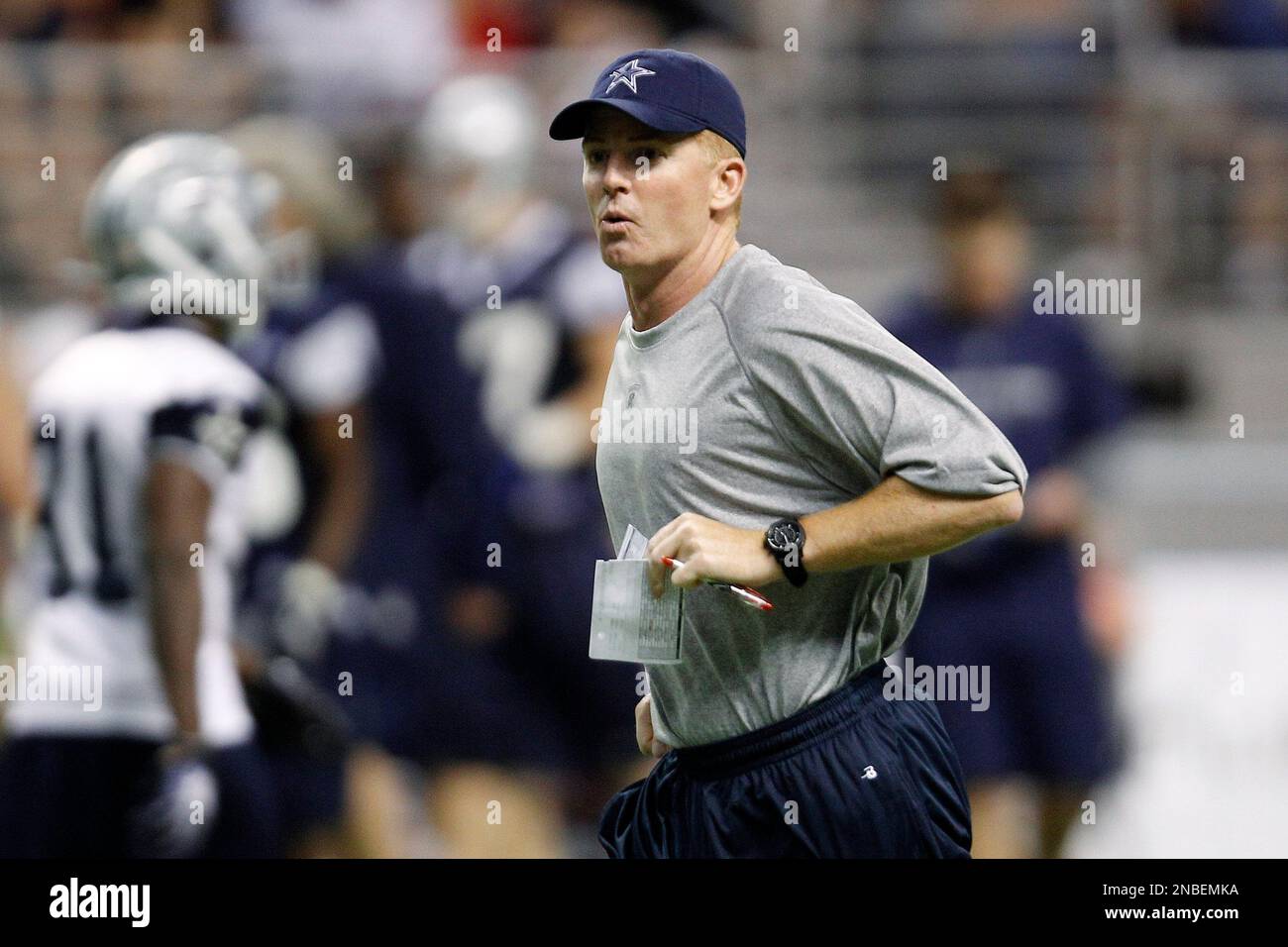 Dallas Cowboys coach Jason Garrett keeps watch over the team during NFL football training camp, Friday, July 29, 2011, in San Antonio. (AP Photo/Eric Gay) Stockfoto