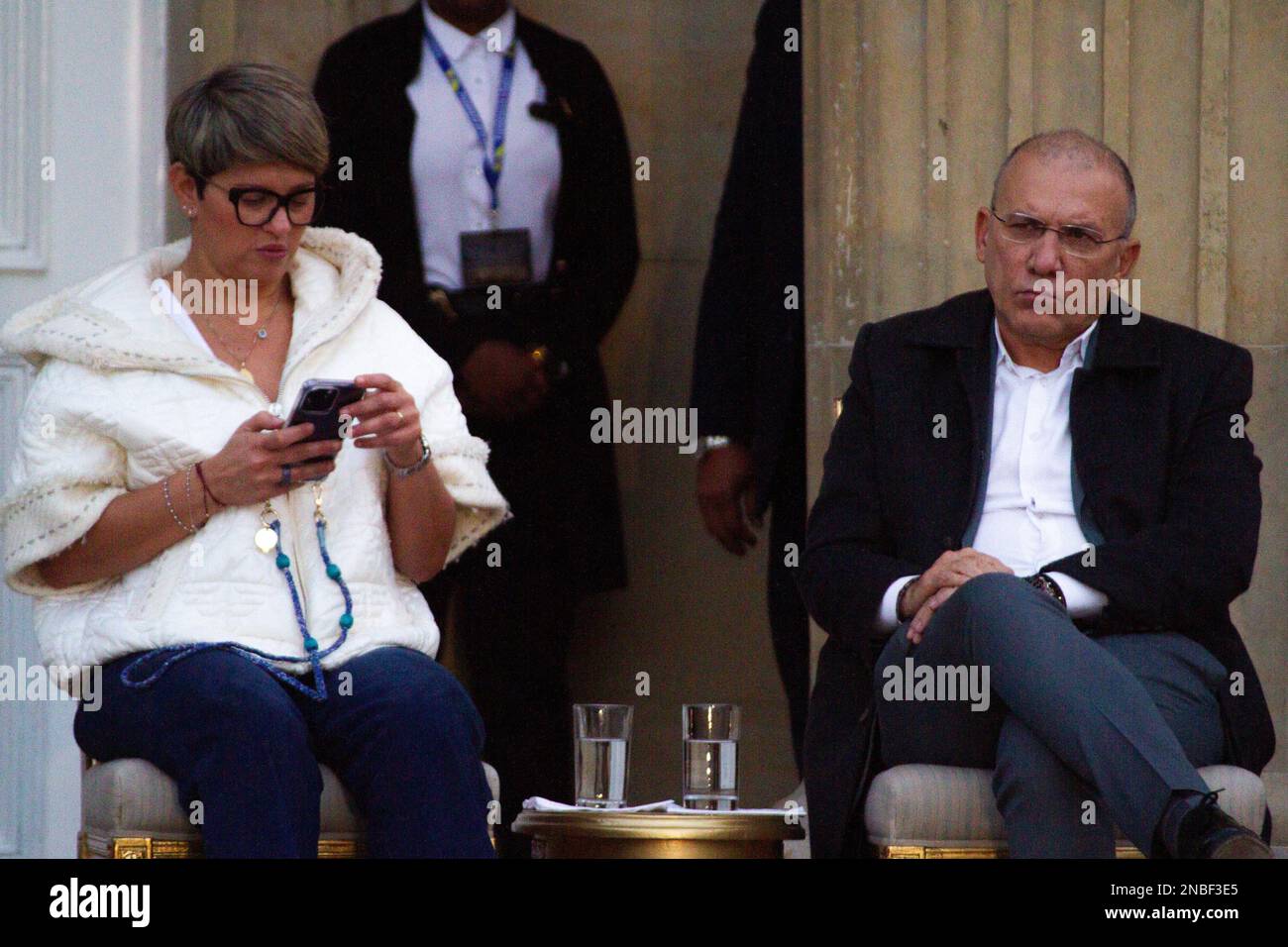 Bogota, Kolumbien, am 13. Februar 2023. Kolumbiens First Lady Veronica Alcocer (L) und Senatspräsident Roy Barreras (R) während einer Veranstaltung, die am 13. Februar 2023 im Präsidentenpalast von Nariño in Bogota, Kolumbien, eine Gesetzesvorlage zur Reform des kolumbianischen Gesundheitssystems vorstellte. Foto von: Chepa Beltran/Long Visual Press Stockfoto