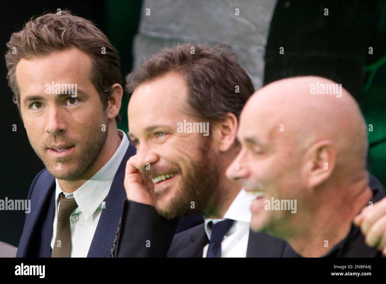 Actor Ryan Reynolds from Canada, U.S. actor Peter Sarsgaard and director Michael Campbell, from left, of New Zealand arrive for the German premier of Green Lantern in Berlin, Germany, Monday, July 25, 2011. (Photo/Markus Schreiber) Stockfoto