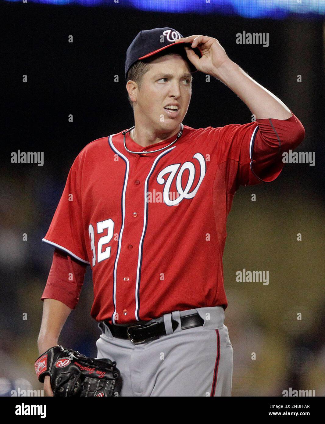 Washington Nationals starting pitcher Tom Gorzelanny looks at the scoreboard during the third inning of a baseball game against the Los Angeles Dodgers in Los Angeles, Saturday, July 23, 2011. (AP Photo/Jae C. Hong) Stockfoto