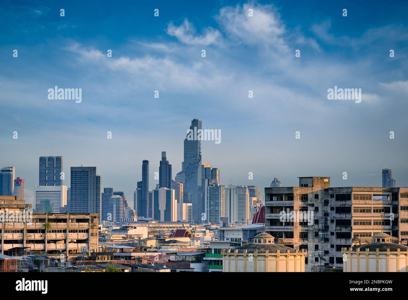 Stadtbild des Stadtzentrums von Bangkok am Abend, blauer Himmel und Wolken, Thailand. Stockfoto