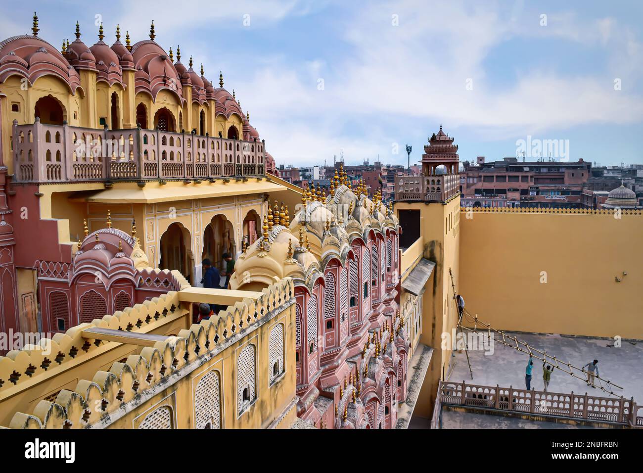 Der Hawa Mahal von Jaipur. Dieser Palast ist bekannt als Palast der Winde und ist ein beeindruckendes Beispiel für Rajput-Architektur. Stockfoto