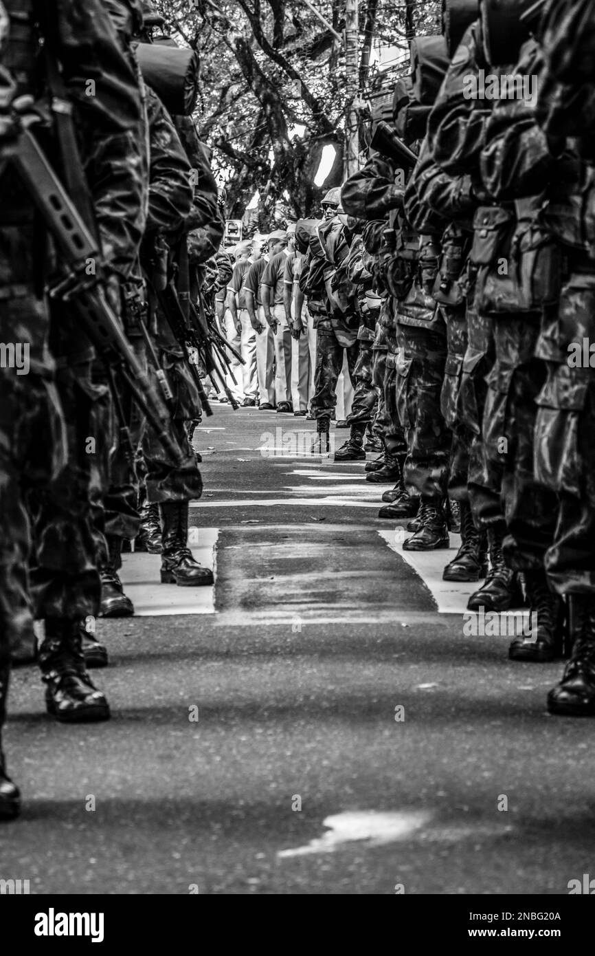 Eine Vertikale von Soldaten der brasilianischen Armee, die während der Unabhängigkeitsparade in Salvador Schlange standen Stockfoto