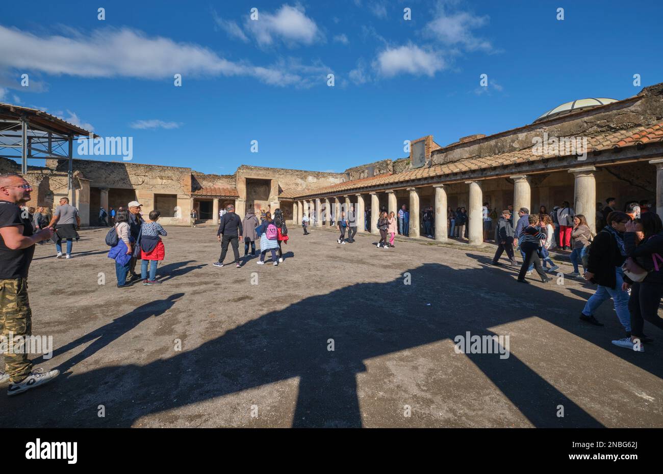 Blick auf den zentralen Innenhof der Thermen Stabiane, voll mit Touristen. Im Archäologischen Park von Pompeji in der Nähe von Neapel, Italien. Stockfoto