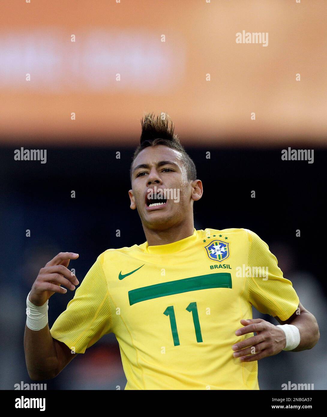Brazil's Neymar reacts during a Copa America quarterfinal soccer match against Paraguay in La Plata, Argentina, Sunday, July 17, 2011. (AP Photo/Eduardo Di Baia) Stockfoto