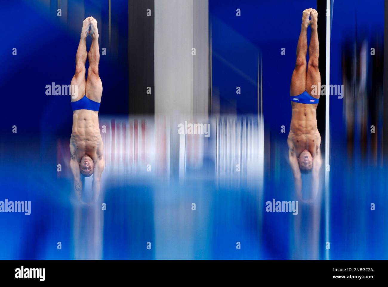 Britain's Peter Waterfield, left and Tom Daley dive during the Men's 10m Synchro Platform event at the FINA Swimming World Championships in Shanghai, China, Sunday, July 17, 2011. (AP Photo/Wong Maye-E) Stockfoto
