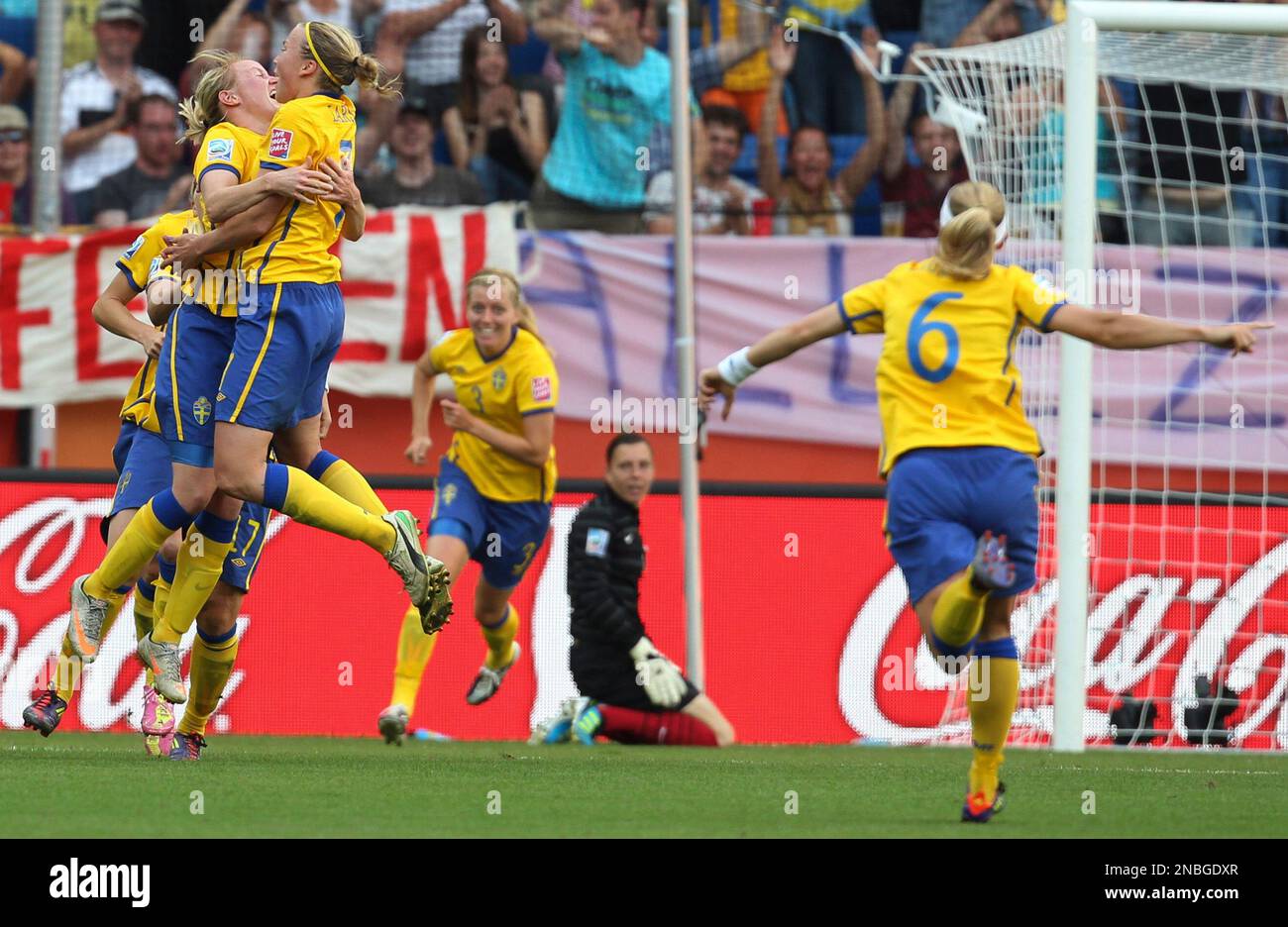 Sweden players celebrate their second goal during the match for third place between France and Sweden at the Women’s Soccer World Cup in Sinsheim, Germany, Saturday, July 16, 2011. (AP Photo/Michael Probst) Stockfoto