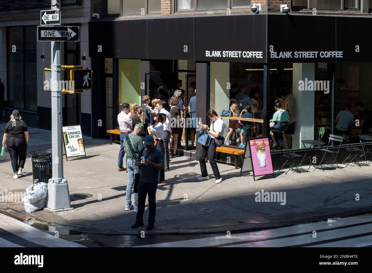 Vor dem Blank Street Coffee Shop auf der Fifth Avenue in Midtown Manhattan, New York City, ist am Dienstag, den 5. Juli 2022 eine lange Schlange zu sehen. Stockfoto