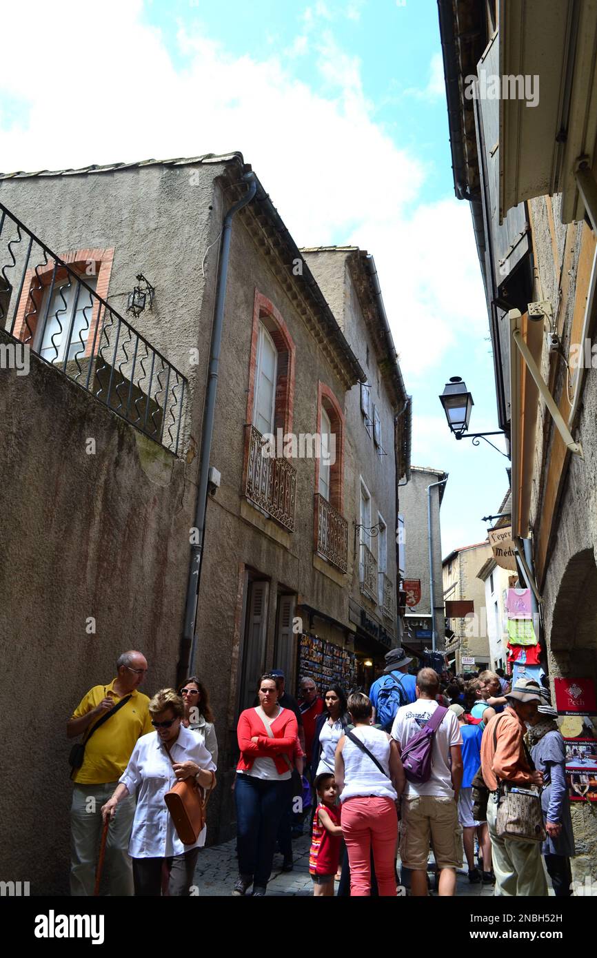 Die Touristenmassen genießen die Einkaufsmöglichkeiten im Inneren der Festung von Carcassonne. Stockfoto