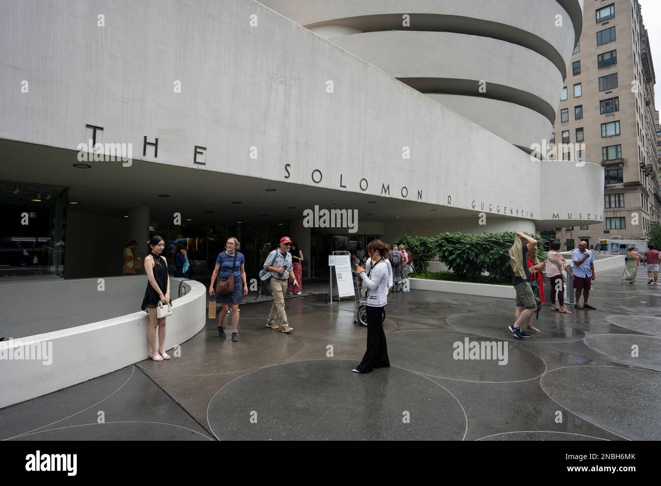 Besucher des Solomon R. Guggenheim Museum, entworfen vom Architekten Frank Lloyd Wright, in New York City, am Freitag, den 8. Juli 2022. Stockfoto