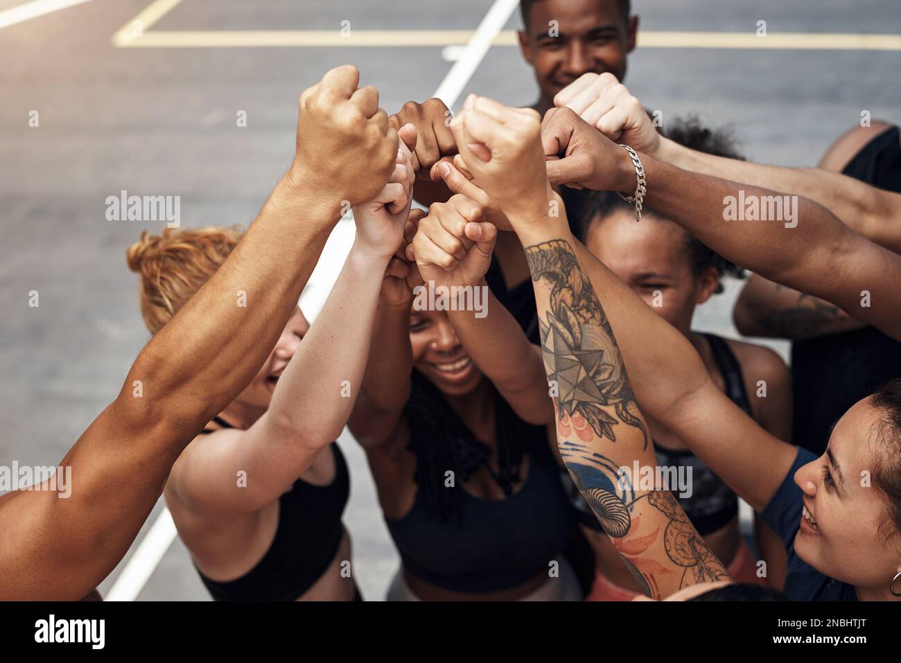 Teamarbeit bedeutet Respekt füreinander. Eine Gruppe sportlicher junger Leute, die zusammen auf einem Basketballfeld zusammenstehen. Stockfoto