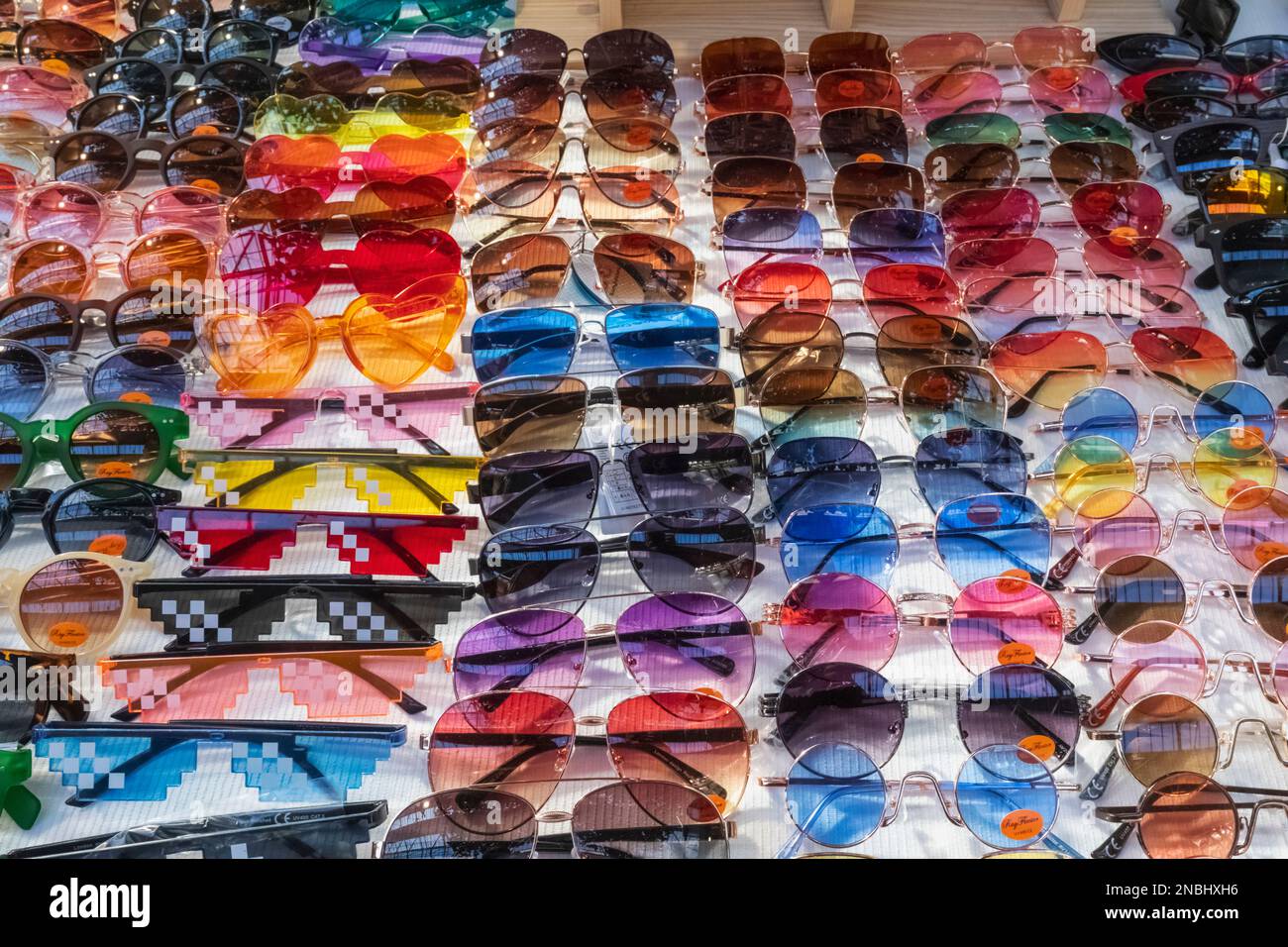 England, London, Spitalfields, Petticoat Lane Market, Ausstellung bunter Sonnenbrillen Stockfoto