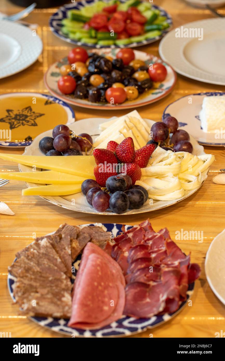 Ramadan-Tisch. Der Sahur-Tisch mit Käsesorten, Salami, Pastrami, Röstung, Oliven und Tee Stockfoto