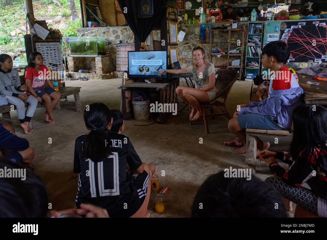 Die Meeresspezialistin Sarah Tubbs spricht über die Unterwasserwelt in der MCC-Forschungsstation auf Koh Seh Island, Kambodscha Stockfoto