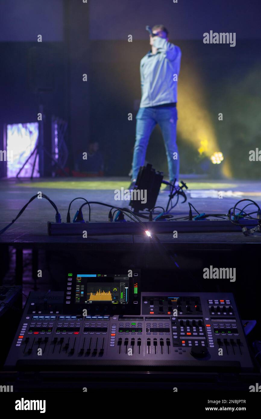 Soundboard mit Sänger auf der Bühne unten. Selektiver Fokus Stockfoto