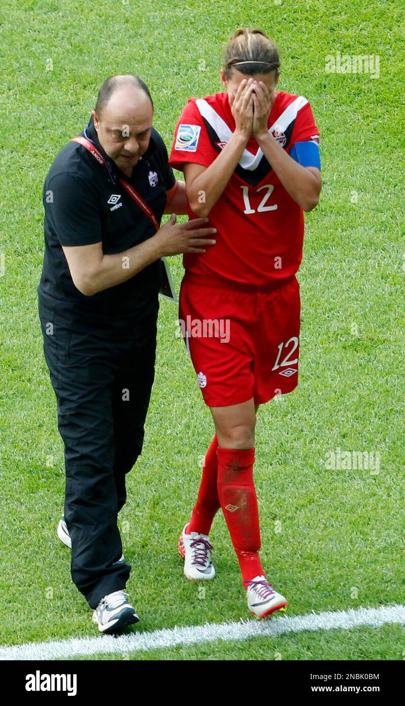 Canada's Christine Sinclair covers her face after being injured during the group A match between Germany and Canada at the Women’s Soccer World Cup in Berlin, Germany, Sunday, June 26, 2011. (AP Photo/Markus Schreiber) Stockfoto