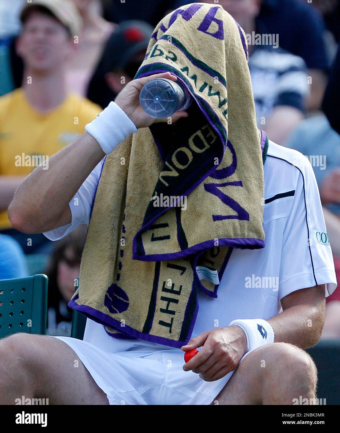Sweden's Robin Soderling takes a drink in the break between games during the match against Australia's Bernard Tomic at the All England Lawn Tennis Championships at Wimbledon, Saturday, June 25, 2011. (AP Photo/Alastair Grant) Stockfoto