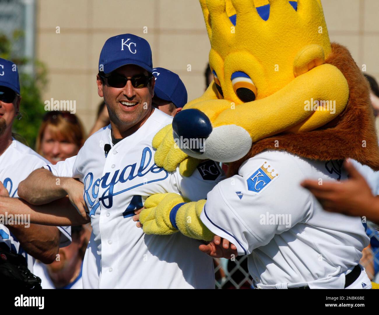 Actor Rob Riggle, left, is held back by Kansas City Royals' mascot Sluggerrr during a mock bench-clearing brawl at a celebrity wiffle ball tournament at Kauffman Stadium, Friday, June 24, 2011, in Kansas City, Mo. The wiffle ball game is part of the festivities in conjunction with the "Big Slick" celebrity poker tournament being held at Harrah's North Kansas City casino on Saturday. (AP Photo/Ed Zurga) Stockfoto