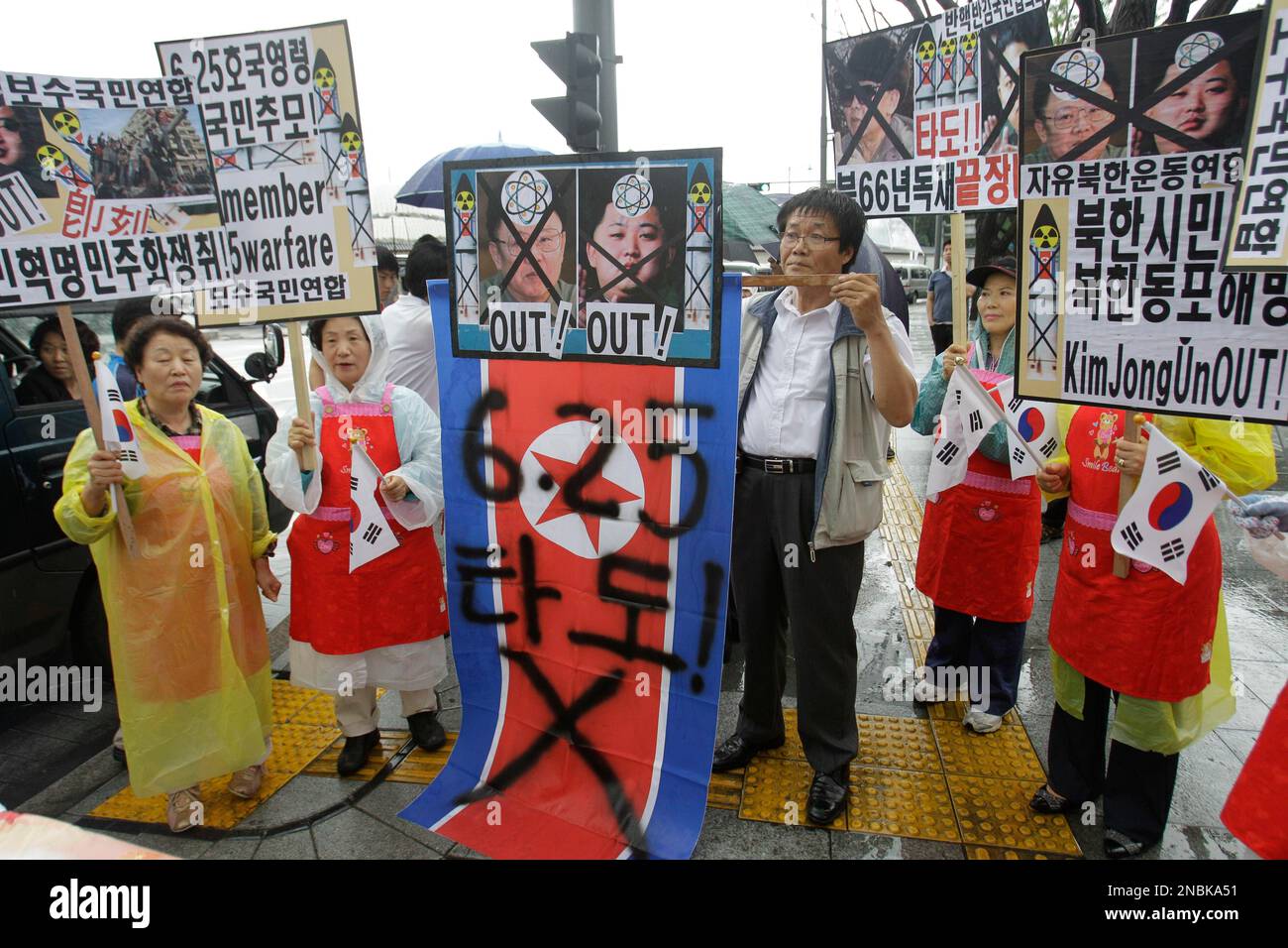 North Korean defector Kim Yong Hwa, center, and anti-North Korea protesters participate at a rally, one day ahead of the 1950-1953 Korean War anniversary in Seoul, South Korea, Friday, June 24, 2011. The Korean War broke out on June 25, 1950, when Soviet tank-led North Koreans invaded South Korea. The three-year war ended in an armistice on July 27, 1953. (AP Photo/Lee Jin-man) Stockfoto