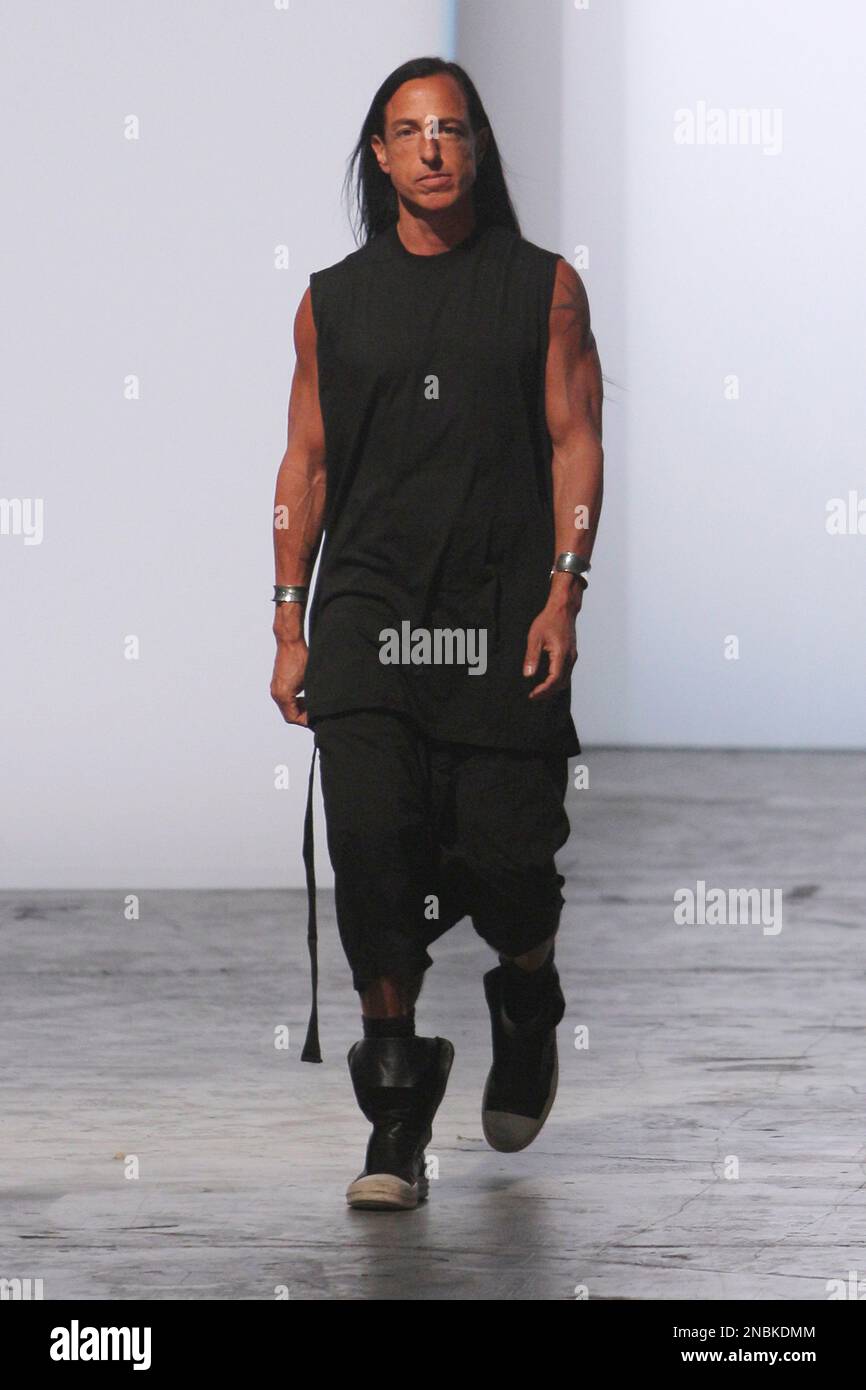 American designer Rick Owens appears at the end of his Men's Spring-Summer 2012 collection, part of the Paris Fashion Week, in Paris, Thursday, June 23, 2011. (AP Photo/Michel Euler) Stockfoto