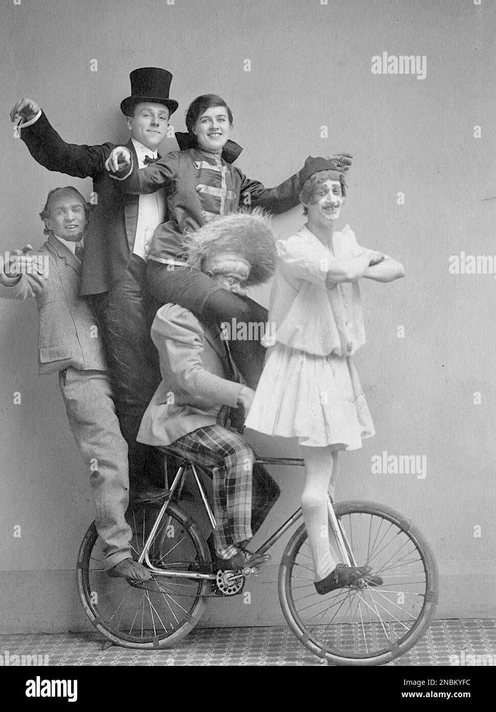 Studio of Luther S. White - kostümiertes Porträt der fünf Mitglieder Baber Troupe - 1907 - akrobatische Radfahrer. Stockfoto