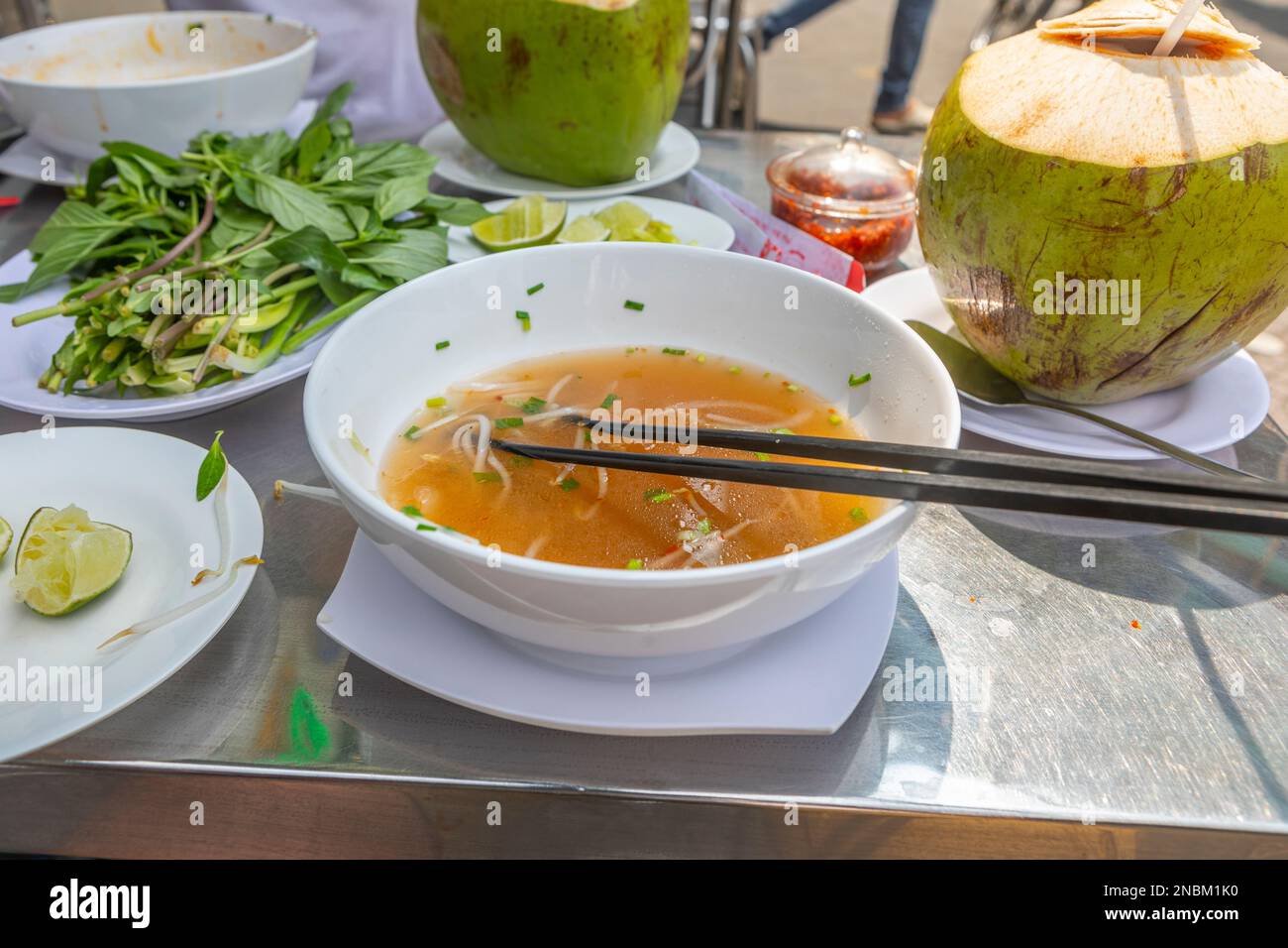 Essen in einem Straßencafé in District 1, Ho Chi Minh City, Vietnam. Stockfoto