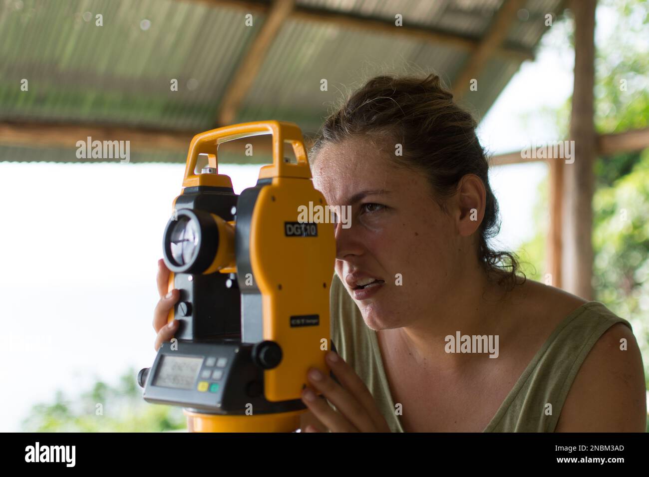 Meeresbiologen und Freiwillige in der Forschungsstation Marine Conservation Kambodscha auf Koh Seh Island, Kambodscha Stockfoto