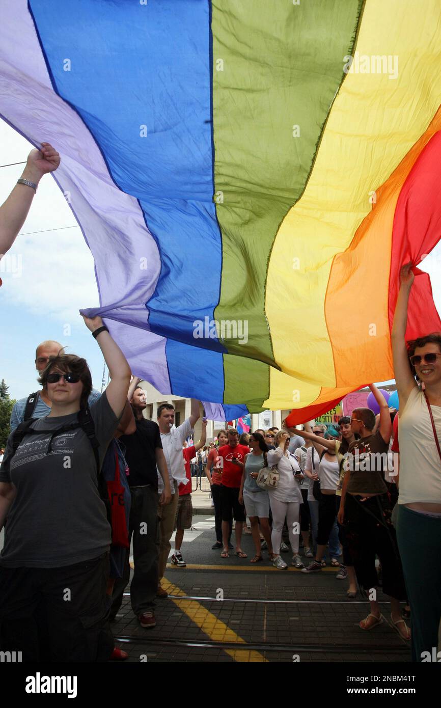 Participants take part in the Gay Pride march in Zagreb, Croatia, Saturday, June 18, 2011. The United Nations issued its first condemnation of discrimination against gays, lesbians and transgender people on Friday in a cautiously worded declaration hailed by supporters including the United States as a historic moment. (AP Photo) Stockfoto