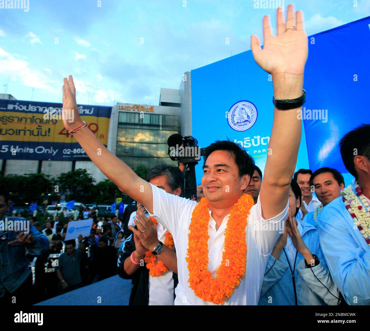 Thai Prime Minister and leader of the Democrat Party Abhisit Vejjajiva acknowledges his supporters during campaigning for his party in Bangkok on Thursday, June 16, 2011. Thailand will hold general elections on July 3, 2011. (AP Photo/Sakchai Lalit) Stockfoto