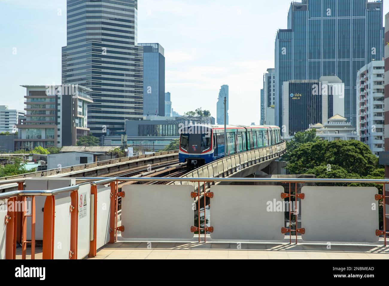 Bangkok, THAILAND - 25. Januar 2023: Die BTS Ratchathewi Station in Bangkok, BTS oder Skytrain ist das Bangkok Mass Transit System, eines der bequemsten Stockfoto