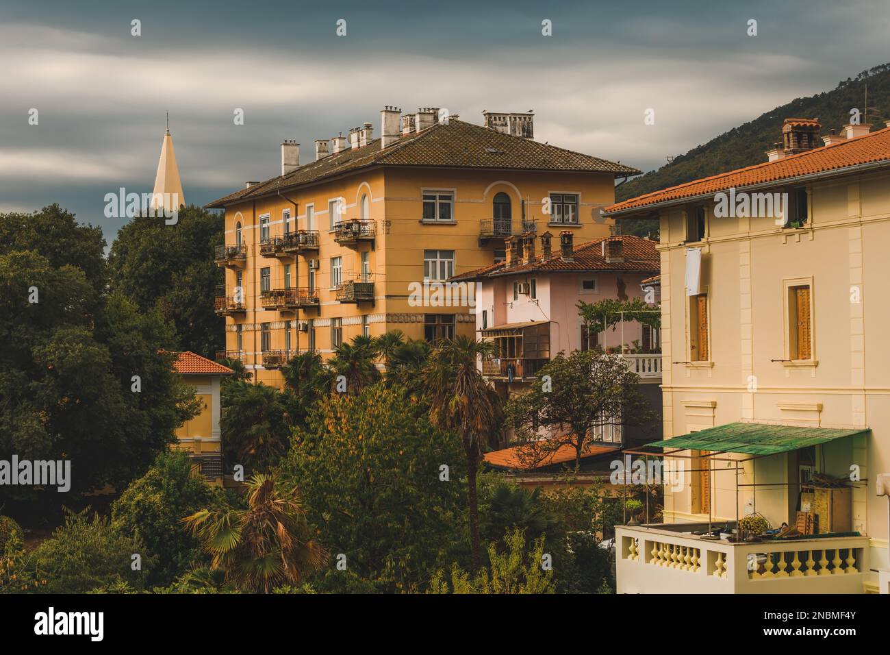 LOVRAN, KROATIEN - 9. September 2022: Adriatisches Meer und Kvarner Golf Küste mit Stadt Lovran unverwechselbare Architektur, berühmtes Reiseziel i Stockfoto