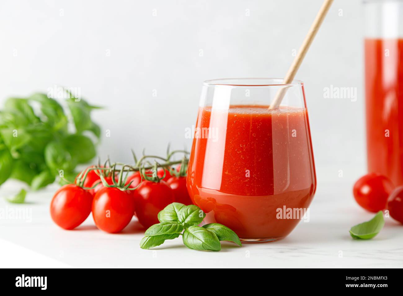 Tomatensaft im Glas und frische Tomaten Stockfoto