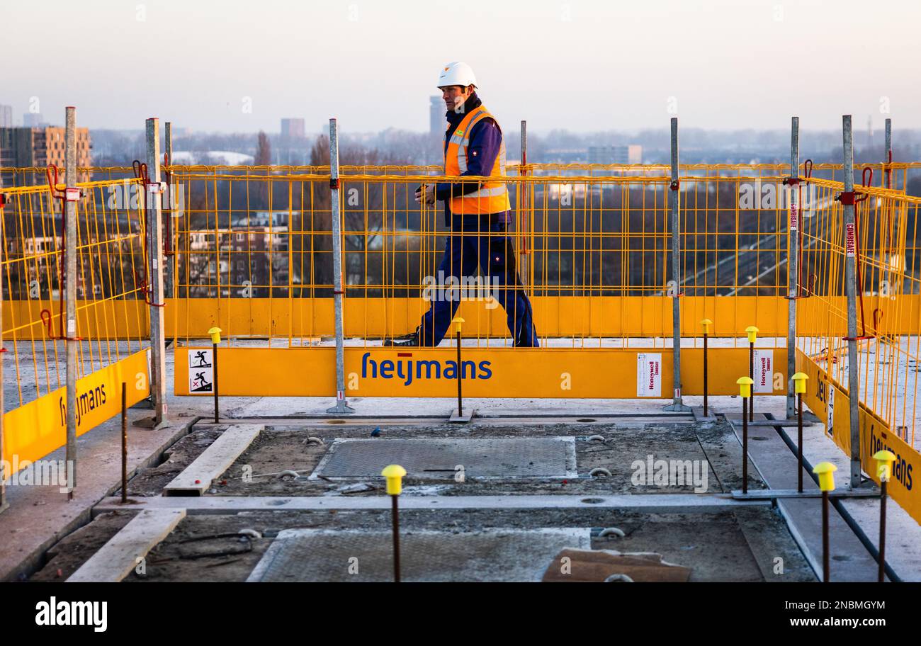 VLAARDINGEN - Bauarbeiter im neuen Bauprojekt Park Vijfsluizen der Baugesellschaft Heijmans. ANP JEFFREY GROENEWEG niederlande raus - belgien raus Stockfoto
