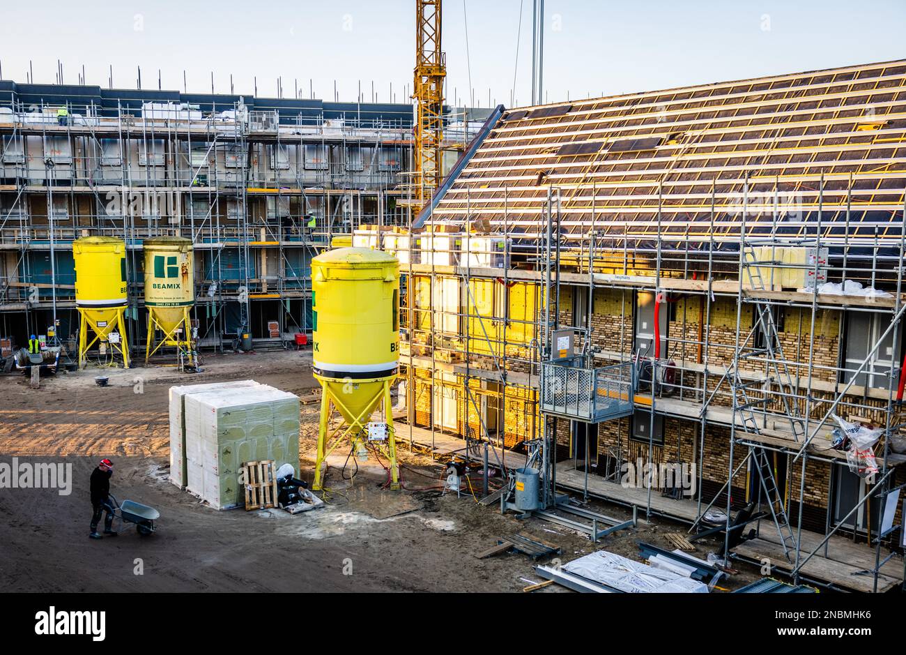 VLAARDINGEN - Bauarbeiter im neuen Bauprojekt Park Vijfsluizen der Baugesellschaft Heijmans. ANP JEFFREY GROENEWEG niederlande raus - belgien raus Stockfoto