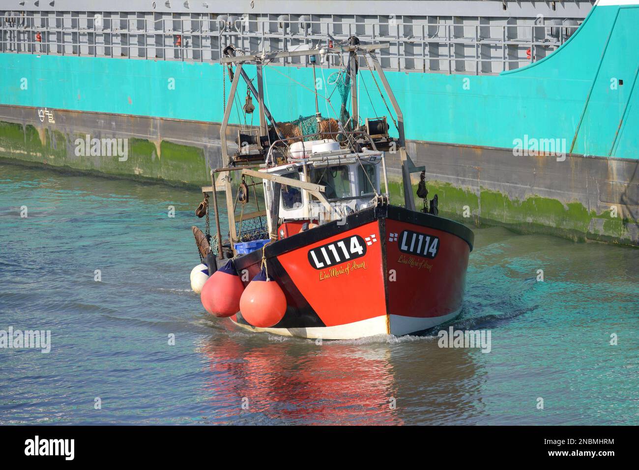 Whitstable, Kent, England, Großbritannien. Kleines Fischerboot, das in den Hafen fährt Stockfoto