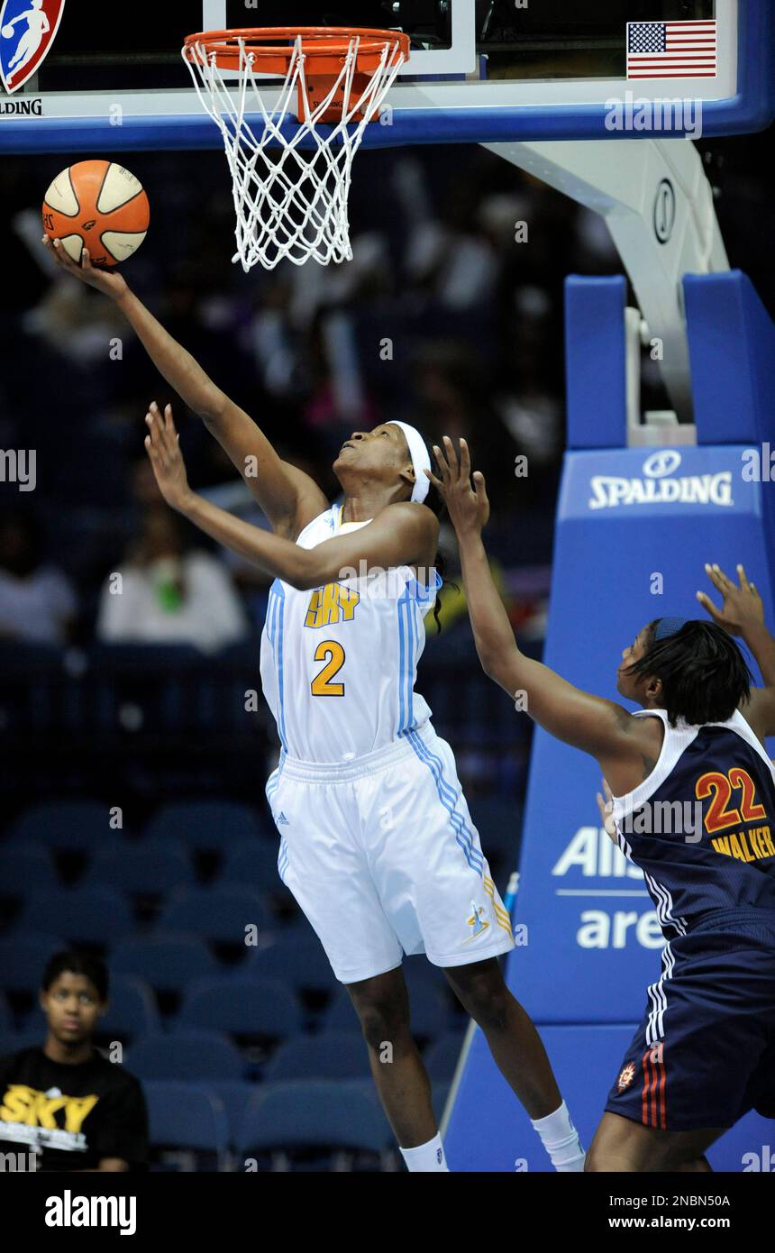 Chicago Sky's Michelle Snow, left, goes up for a shot against Connecticut Sun's DeMya Walker during the third quarter of a WNBA basketball game, Friday, June 10, 2011, in Rosemont, Ill. Chicago won 78-75. (AP Photo/Paul Beaty) Stockfoto