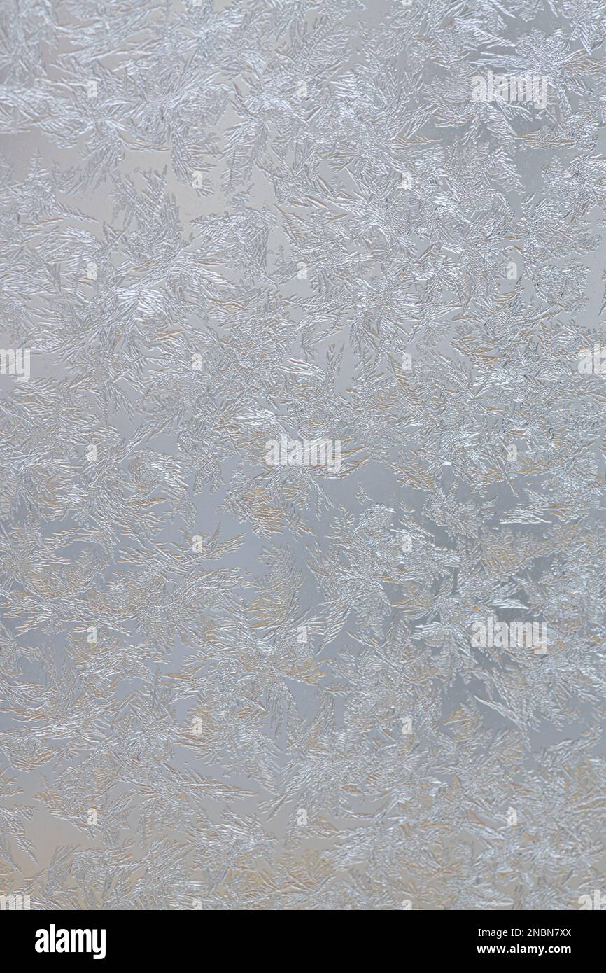Gefrorene Tropfen kondensierter Dampfwassertropfen auf das transparente Fensterglas. Sauberer blauer Hintergrund. Kondensation der Feuchtigkeit bei extremen Temperaturen. Stockfoto
